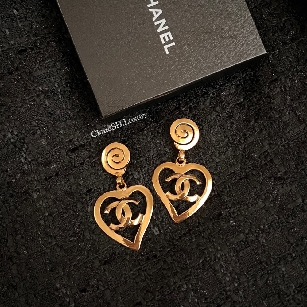 Auth Chanel Gold Vintage Swirl Heart Dangle  Drop Earrings